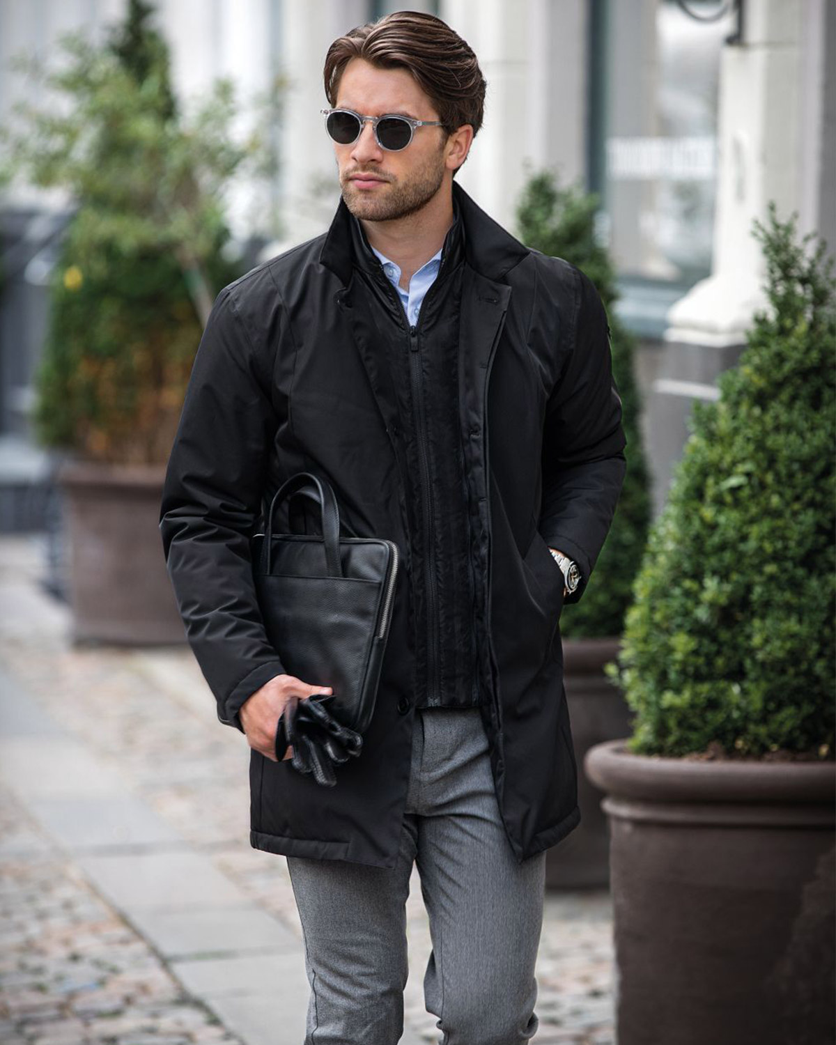 Muž v smart casual outfite a kabáte